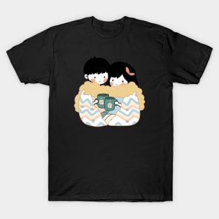 Cute “Cuddling Couple with Tea“ Design | Kawaii Handmade Illustration | By Atelier Serakara T-Shirt